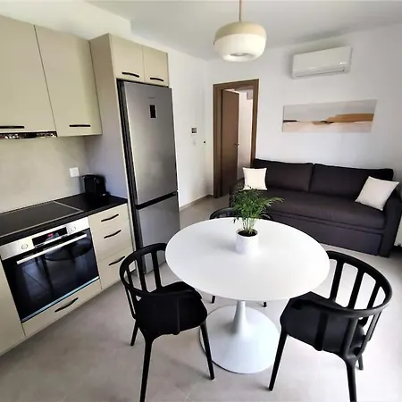 Brand New Next To The Beach, Peaceful Square, Garden View Apartment *